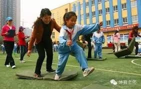 追光丨从和田到伊春，小小冰壶同心共圆